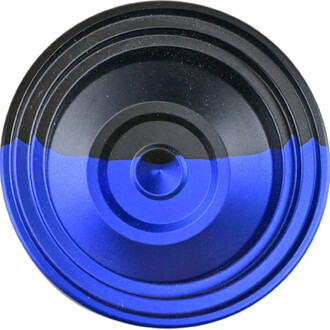 Yoyo V8 vu de dessus, avec une finition en deux couleurs, noir et bleu brillant, présentant des motifs circulaires audacieux et un design moderne.