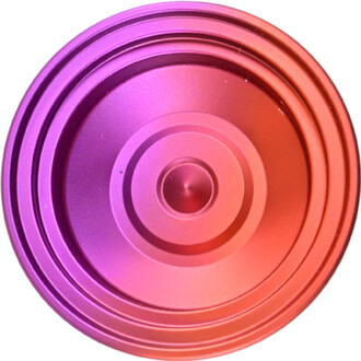 Yoyo V8 de couleur rose et violet, affichant des motifs concentriques sur sa surface lisse et brillante.
