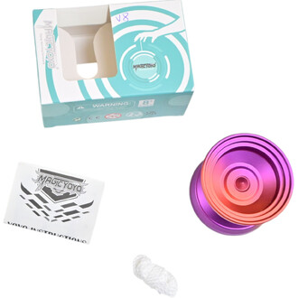 Yoyo V8 de la marque Magic Yoyo, présenté avec son emballage bleu clair, une feuille d'instructions en noir et blanc, et un cordon de yoyo enroulé. Le yoyo lui-même a une finition métallique en dégradé de violet et orange avec une forme classique et des r