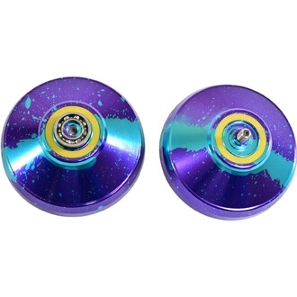 Yoyo V8 avec un design en dégradé de violet et de bleu, affichant des éclaboussures de peinture colorées sur la surface, mettant en valeur un roulement central et un point de connexion distinct.