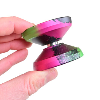 Yoyo V8 tenu dans une main, avec une finition colorée incluant des nuances de rose, vert et noir, présentant des éclats et un design moderne.