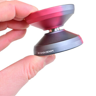 Yoyo V8 tenu entre le pouce et l'index, avec un design en dégradé de rouge et gris, affichant le logo Magic Yoyo V8 sur la base.