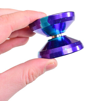 Yo-yo V8 dans une main, avec une finition brillante en dégradé violet et bleu, présentant une forme en sablier et des éclats de couleur sur la surface.