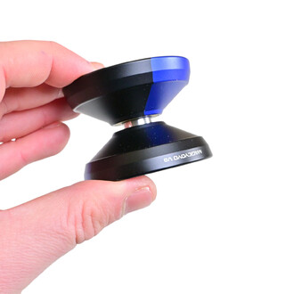 Yoyo V8 tenu dans une main, avec un design bicolore noir et bleu et une finition lisse. La base est noire et l'accumulateur présente une partie bleue. Le logo Magicyoyo V8 est visible sur le côté du yoyo.