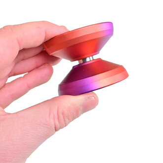 Un yoyo V8 coloré, avec un dégradé de rouge à violet, est tenu en main. Le yoyo présente une forme conique et lisse, mettant en avant son design moderne et attrayant.
