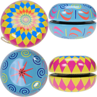 Yoyo en étain affichant un design coloré : un côté présente un motif en spirale sur fond bleu avec une étoile rouge au centre, tandis que l'autre côté est décoré d'un motif de losanges roses et jaunes. Le yoyo est présenté à la fois ouvert et fermé, montr