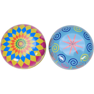 Yoyo en étain avec des motifs colorés. Le premier yoyo présente un design en étoiles avec des couleurs vives, notamment du jaune, du rose et du bleu. Le second yoyo est bleu avec des spirales et une étoile rose au centre, entourée de motifs colorés.