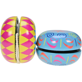 Yoyo en étain aux motifs colorés, un modèle avec un design en losanges roses et jaunes à gauche et un autre en bleu avec des motifs spirales multicolores à droite. Les deux yoyos sont côte à côte, mettant en avant leur finition brillante et leur corde.