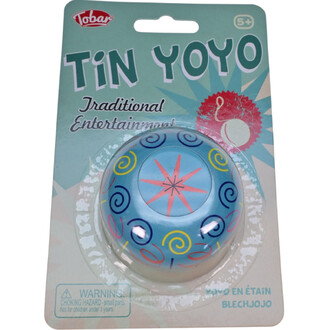 Yoyo en étain de couleur bleue avec des motifs colorés, présenté sur un emballage en carton. Le yoyo est décoré de spirales et d'une étoile rose, et l'emballage indique Tin Yoyo et Traditional Entertainment, avec un avertissement sur les petites pièces.