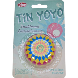Yoyo en étain sur un emballage illustré, présentant un motif coloré en spirale avec des teintes de bleu, jaune et rose. Le titre Tin Yoyo est visible en haut, accompagné du texte Traditional Entertainment. Un avertissement concernant les petites pièces es