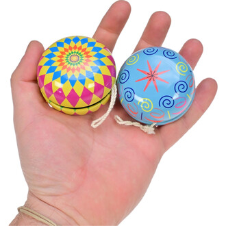 Yoyo en étain coloré, présenté dans une main. Un yoyo a un motif rayé avec des couleurs vives (jaune, rose, bleu), et l'autre est bleu avec des motifs spiraux colorés et une étoile rouge.