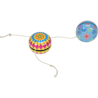 Yoyo en étain avec deux moyennes sphériques, l'une décorée de motifs colorés en bleu, rose et jaune, et l'autre avec un design géométrique vibrant. Les deux parties sont reliées par une corde beige.