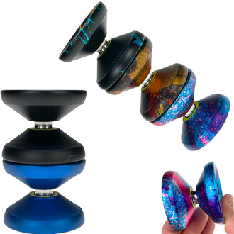 Photo montrant des yoyos Y01 Node multicolores à motifs éclaboussés (noir avec éclabousse turquoise et variantes bleu/bronzé/rose), disposés en arc et présentés avec des détails de roulements et finition anodisée.