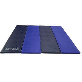 Aire d'évolution pliable 2x2, composée de quatre sections en mousse, de couleurs bleue et noire. Chaque section est lisse et d'une épaisseur uniforme, avec le logo sarneige visible sur une des parties. Le tapis est conçu pour offrir un espace de pratique 