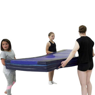 Trois enfants, dont une fille avec une robe grise et une fille avec un justaucorps noir, portent ensemble un chemin de gymnastique associatif de couleur bleu et noir. Deux d'entre eux regardent vers la droite et sourient, tandis qu'un adulte au fond, vêtu