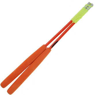 Baguettes Superglass en couleur orange avec des embouts en mousse sur les poignées et un design aérodynamique. Les baguettes sont dotées d'une finition en matériau résistant et sont reliées par un cordon vert clair au sommet.