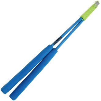 Baguettes de jonglage Superglass, de couleur bleu avec des poignées en mousse bleue et enroulement vert, conçues pour une prise en main confortable et une performance optimale.