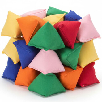 Empilement de balles de jonglerie en forme de pyramide, de différentes couleurs vives, telles que le rouge, le jaune, le vert, l'orange, le bleu, le rose, et le violet, offrant un aspect attrayant et ludique.