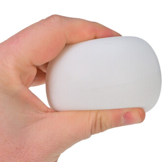 Balle lumineuse LUMI-PRO blanche tenue entre le pouce et l’index d’une main, utilisée pour la jonglerie.