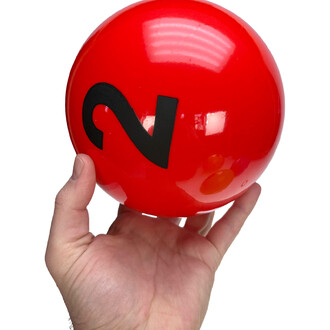Bal in één hand om de imposante grootte van de bal te laten zien. Diameter bal 18cm