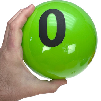 Bal met een diameter van 18 cm in één hand