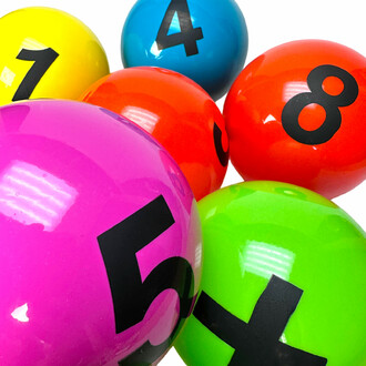 Stimulez l'apprentissage des mathématiques chez les enfants grâce à ces balles numérotées et signées en PVC.