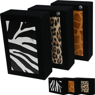 Boîte à cigares Safari MB avec designs inspirés des motifs animaliers, incluant des rayures de zèbre, un motif de léopard et des taches de girafe, le tout avec une finition noire élégante.