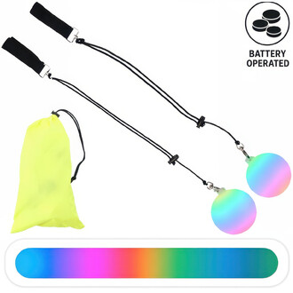 Bolas lumineuses avec poignées noires, cordons et boules colorées à lumière LED, accompagnées d'un sac de rangement jaune, le tout sur fond blanc. Icone indiquant que les bolas fonctionnent avec des piles.