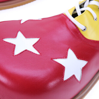 Zapatos de payaso con estrellas.