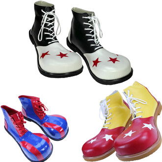 Zapatos de payaso multicolores: blancos y negros con cordones blancos y estrellas rojas en las puntas, azules y rojos a rayas, amarillos y rojos con estrellas blancas.