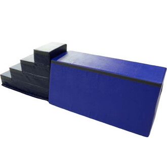 Bloc en mousse de jonglerie Cheval Modulo 1400, composé de plusieurs éléments empilables, dont une base rectangulaire bleue et des marches noires. Utilisé pour le développement de l'équilibre et des compétences acrobatiques.