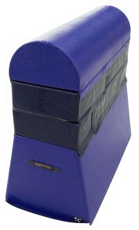 Cheval Modulo 1400 de forme rectangulaire avec un dessus arrondi, recouvert de matériau en mousse bleu violet et noir, conçu pour la pratique de la jonglerie et les activités sportives.