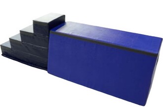 Bloc en mousse de jonglerie Cheval Modulo 1400, composé de plusieurs éléments empilables, dont une base rectangulaire bleue et des marches noires. Utilisé pour le développement de l'équilibre et des compétences acrobatiques.