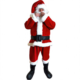 Costume de Père Noël complet avec un manteau rouge, un pantalon assorti, une ceinture noire et des bottes. Le costume est agrémenté de fourrure blanche aux poignets, au bas du manteau et sur le chapeau. La personne se tient debout, ajustant sa barbe. Fond