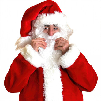 Homme portant un costume de Père Noël, ajustant sa barbe blanche. Il a un bonnet rouge et une veste rouge avec des bordures en fourrure blanche. Fond blanc.