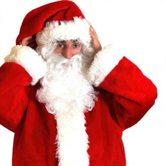 Costume de père Noël avec un manteau rouge vif et une fourrure blanche, porté par une personne qui ajuste sa capuche et montre un visage souriant, avec une barbe blanche et une moustache. Fond blanc.