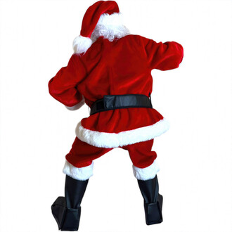 Costume de Père Noël vu de dos, avec une veste rouge ornée de fourrure blanche et un pantalon assorti. Le costume est complété par un ceinturon noir et des bottes noires. Le personnage porte également un chapeau de Noël rouge.