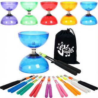 Kit de jonglerie comprenant le diabolo Quartz V2 de couleur bleue, accompagné de six diabolo supplémentaires en violet, vert, rouge, orange, jaune et bleu. Le kit inclut également plusieurs baguettes de jonglerie de différentes couleurs, ainsi qu'un sac d