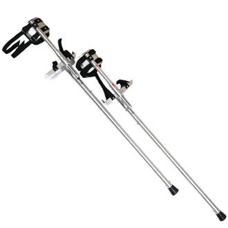 Echasses CIRKAO BASE1 en aluminium avec des supports pour les pieds en noir, incluant des sangles de maintien. Les échasses sont conçues pour le jonglage et les performances acrobatiques, avec une finition lisse et des embouts en caoutchouc.