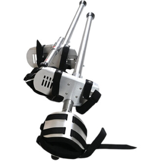 Echasses CIRKAO BASE1 avec des tiges en aluminium argenté, des supports pour les pieds et des sangles noires pour un maintien sécurisé.