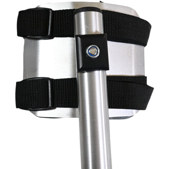 Bandeau supérieur d'une échasse CIRKAO BASE1 montrant la fixation en métal avec des sangles noires en nylon, sur un fond métallique argenté.