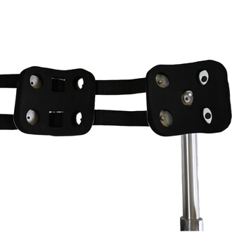 Plaque de base des échasses CIRKAO BASE1, équipée de sangles noires et de supports métalliques pour fixation.