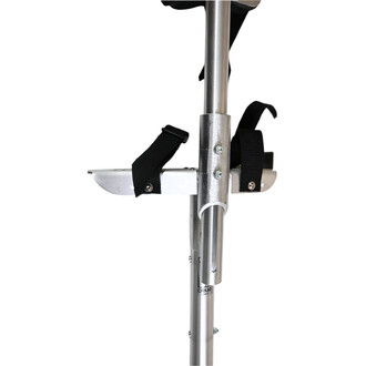 Échasses CIRKAO BASE1 montrant un support en aluminium avec des sangles de maintien noires. Côté de l'échasse avec un design sécurisé comprenant des éléments métalliques et des vis visibles. La base est conçue pour le confort et la stabilité.