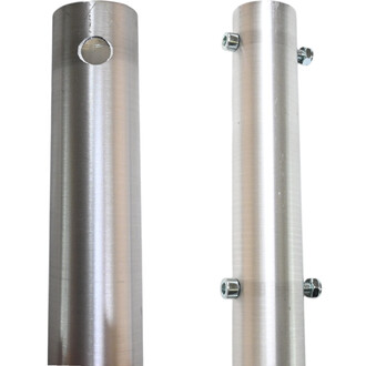 Portez des échasses CIRKAO BASE1, en métal argenté, montrant deux vues d'un tube cylindrique. L’une des faces présente un trou circulaire et l'autre des fixations visibles par des écrous. Les surfaces sont lisses et brillantes, suggérant une construction 