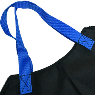 Housse pour éventails avec des poignées en tissu bleu et une finition noire, montrant des coutures renforcées.