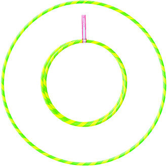 Deux cerceaux de jonglerie sont présentés : un cerceau de 20 mm en vert et jaune avec un motif torsadé et un cerceau plus grand en arrière-plan, également dans les mêmes couleurs vives. Un ruban rose est visible au sommet du plus petit cerceau. Le fond es