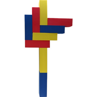 Kit de 3 boîtes en mousse colorées, empilées de manière à former une structure artistique. Les boîtes sont de différentes couleurs : rouge, bleu et jaune, et sont placées de manière à créer un design géométrique.