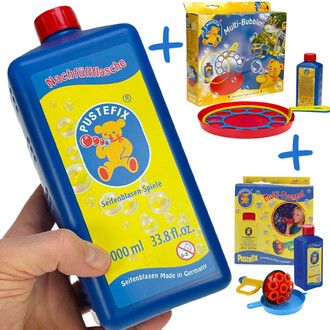 Bouteille de solution pour bulles Pustefix de 1 litre, avec étiquette illustrée d'un ours et des bulles. En arrière-plan, les produits inclus : un jeu de bulles Multi-Bubbler avec un cadre rouge et des accessoires de jeu, ainsi qu'une trompette à bulles.