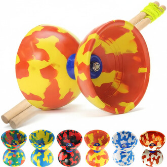 Diabolo Jester avec des baguettes en bois, présentant des coques colorées en rouge et jaune, avec des motifs éclaboussés. En dessous, plusieurs options de couleurs de coques de diabolo sont affichées : bleu et jaune, noir et rouge, rouge, bleu et blanc, e