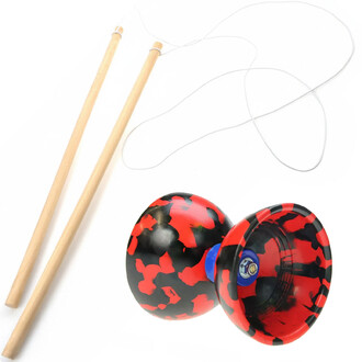 Jouet de jonglerie comprenant une diabolos Jester aux couleurs rouge et noir, accompagnée de deux baguettes en bois. Le fil est visible, se connectant à l'une des baguettes.